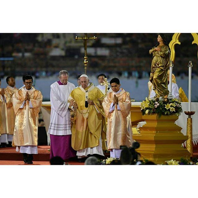 82岁罗马教皇访问泰国穿一身金黄色举行仪式泰国王后显得紧张