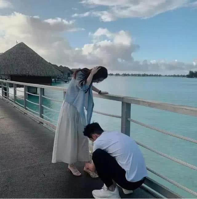 何超莲骑男友肩上窦饶为女友系鞋带甜蜜情侣狂撒糖疑好事将近