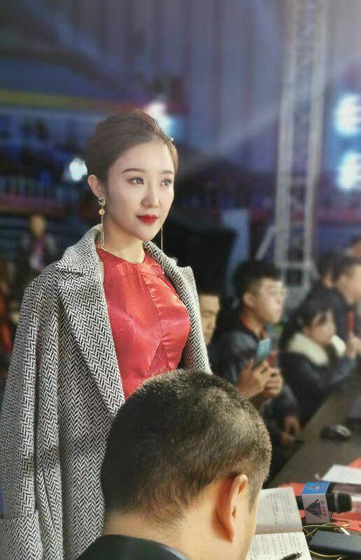 第一位登陆伦披尼拳场的女性主持人,冬妮为中国搏击增光