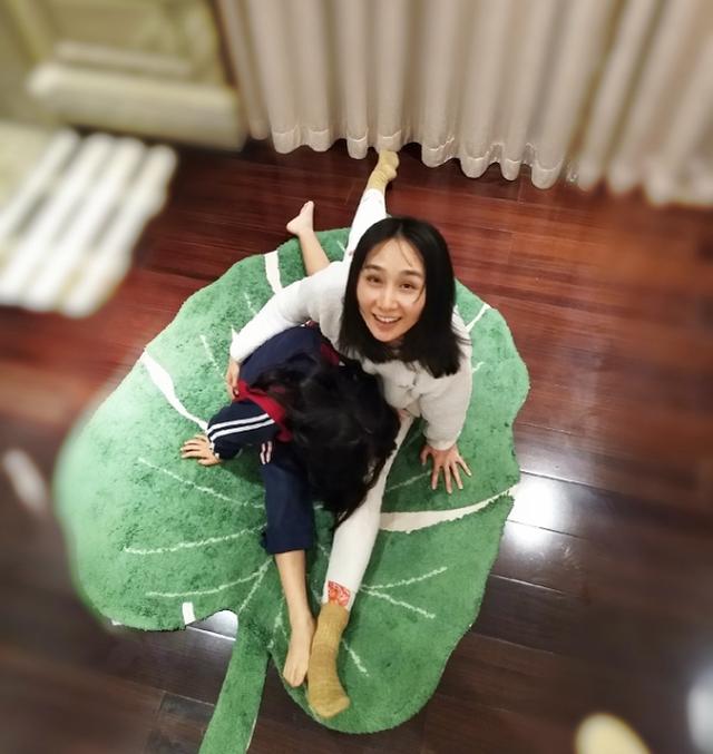 雷佳音妻女比赛压腿,母女俩柔韧性超好,翟煦飞抬头一笑撩人心扉