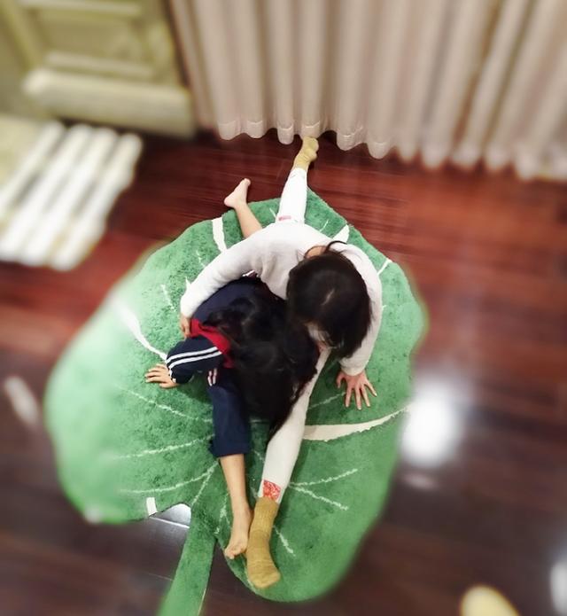社交平台中晒出了一组与女儿嬉戏玩闹的美照,母女俩幸福同框比赛压腿