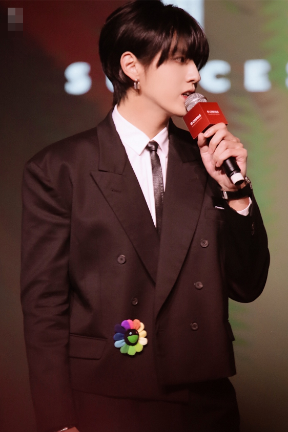 吴亦凡穿黑色西装,一头齐刘海造型,蒙上一层浓浓的禁欲风!