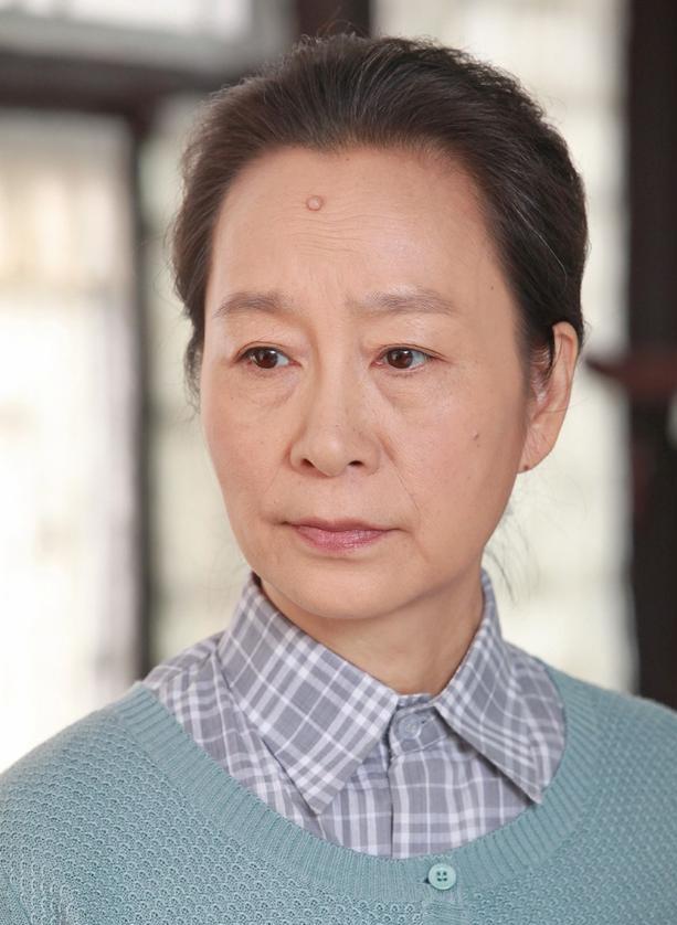 64岁老戏骨奚美娟,39岁产子留不住丈夫的心,如今和儿子相依为命