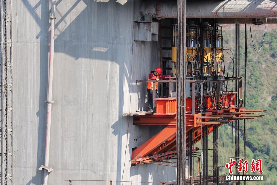 贵州在建大桥刷新山区峡谷桥梁预制吊装混凝土构件重量世界记录贵州在建大桥刷新山区峡谷桥梁预制吊装混凝土构件重量世界记录