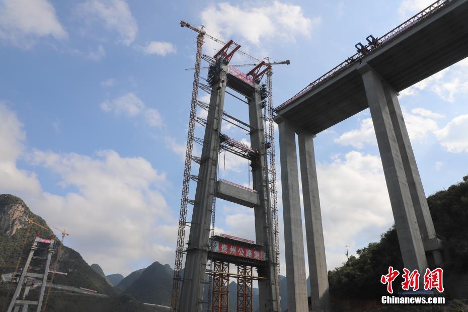 贵州在建大桥刷新山区峡谷桥梁预制吊装混凝土构件重量世界记录贵州在建大桥刷新山区峡谷桥梁预制吊装混凝土构件重量世界记录
