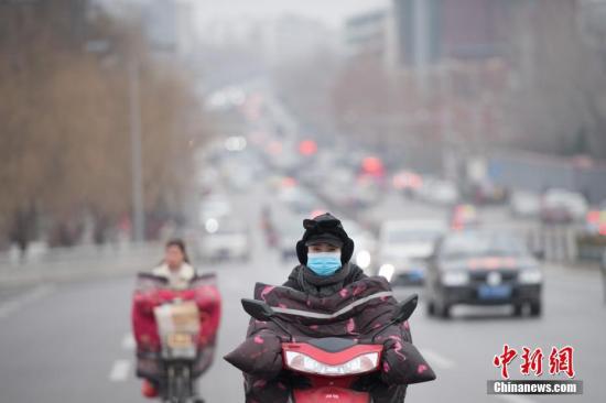 拉萨空气质量:生态环境部:1-10月海口等城市空气质量相对较好 资料图:市民戴口罩出行。中新社记者 韦亮 摄