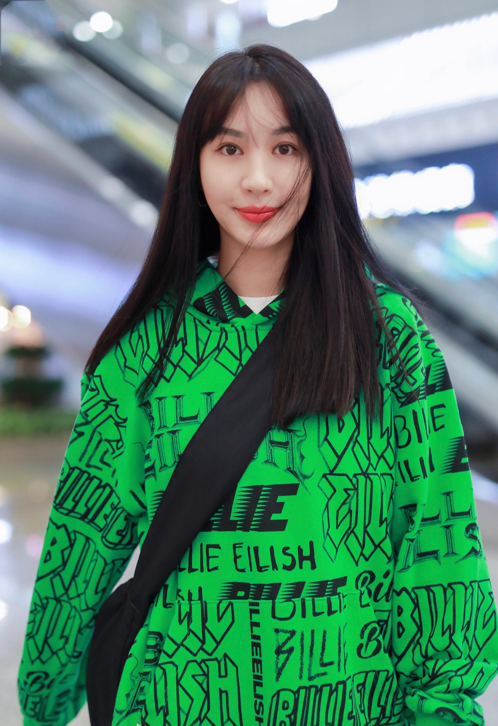 李菲儿这次不秀身材了,这身大卫衣太花哨,变身潮美学生妹!