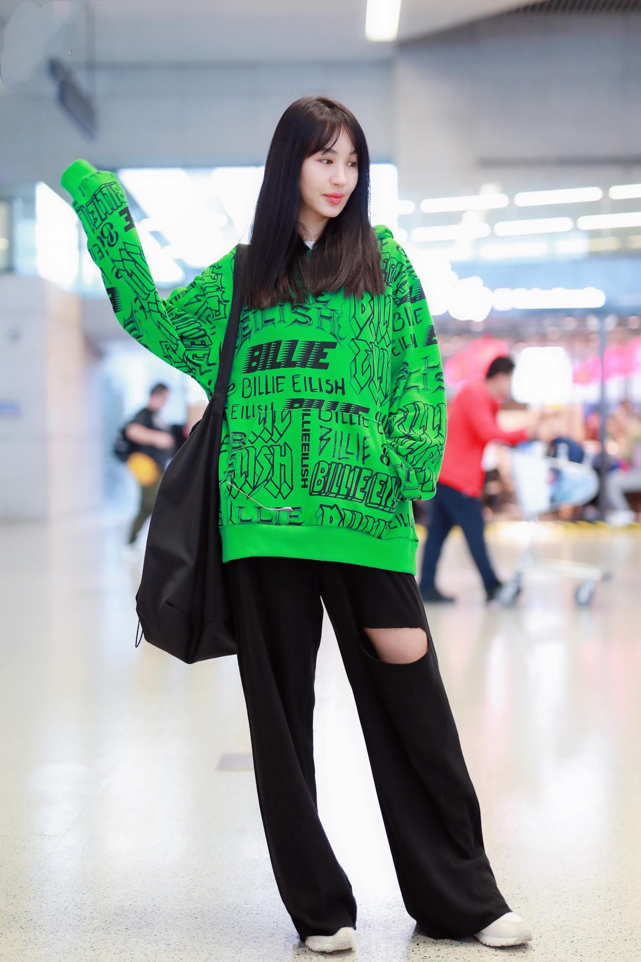 李菲儿这次不秀身材了,这身大卫衣太花哨,变身潮美学生妹!