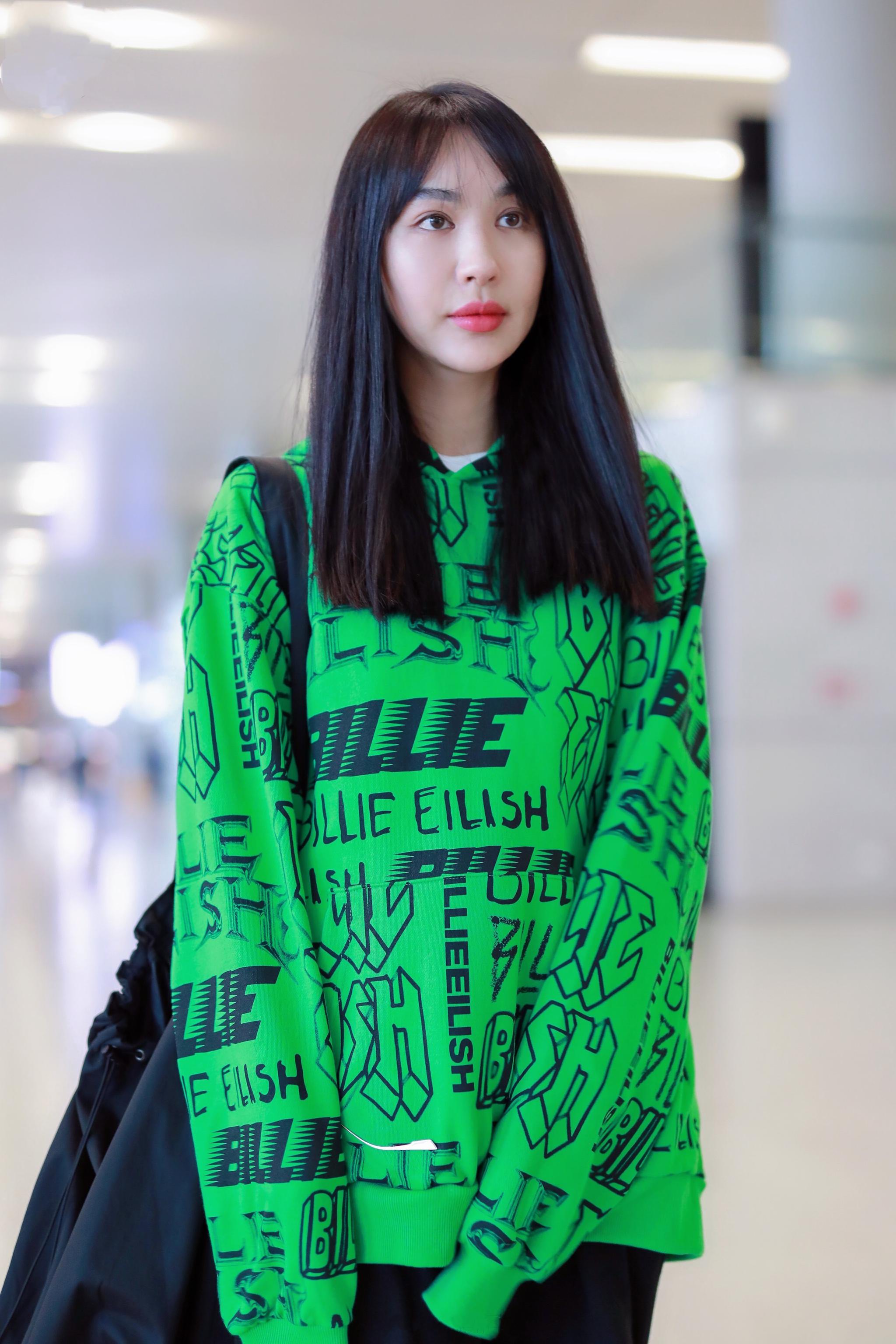 李菲儿这次不秀身材了,这身大卫衣太花哨,变身潮美学生妹!