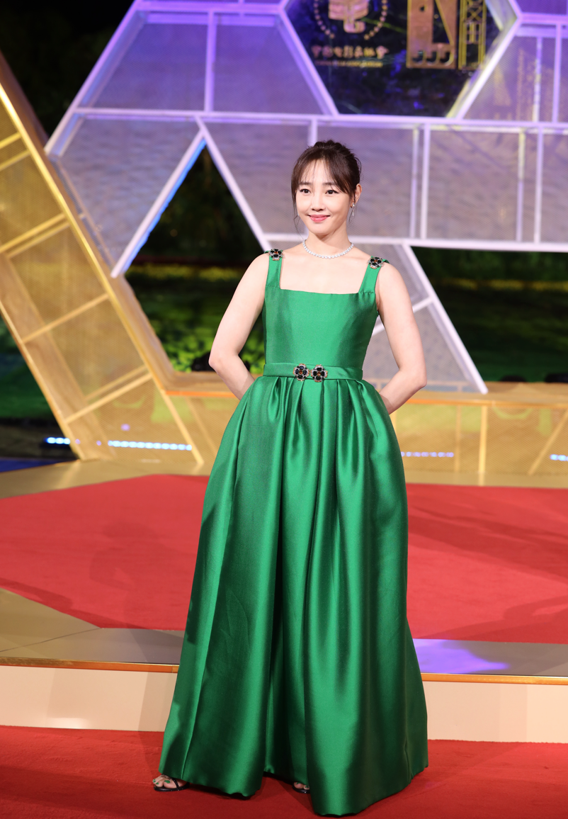 金鸡奖红毯女星造型:白百何一身绿,李宇春秀美腿,关晓彤最大胆