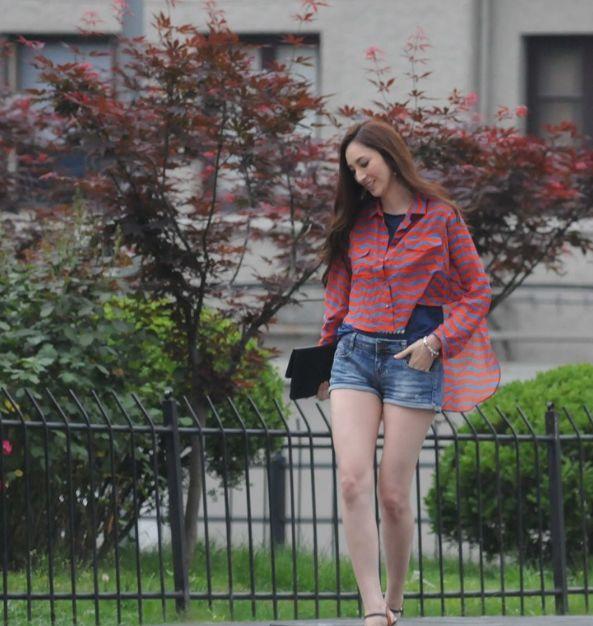 吴佩慈晒照拒绝为女儿买玩具纪晓波欠薪风波未停要精打细算
