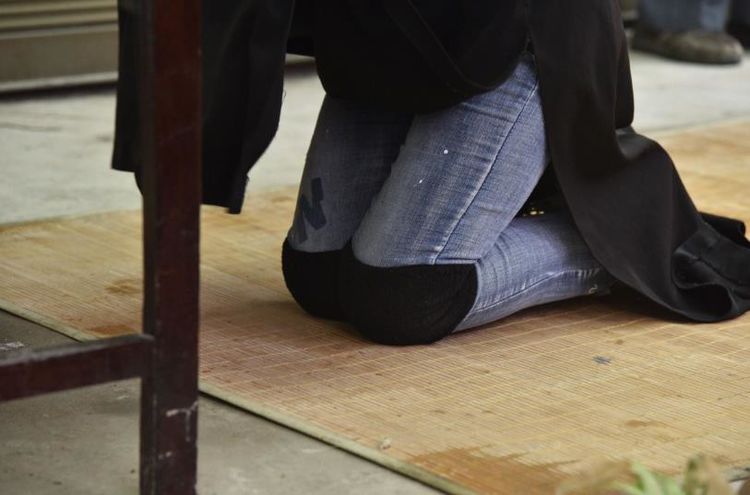 长期从事这样的工作对膝关节会有一定的伤害,因跪拜的时间很长,所以大