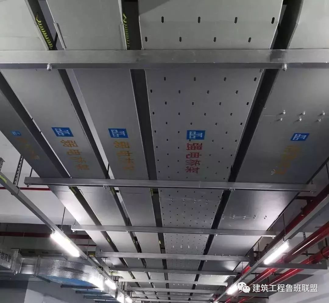 78 线槽支架布置合理,接地扁钢标识清楚78 线槽穿越墙体防火封堵