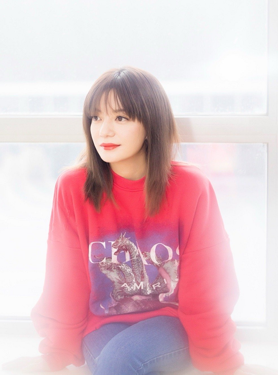 赵薇身着红色印花卫衣牛仔裤,十分的甜美减龄,带着少女气息!