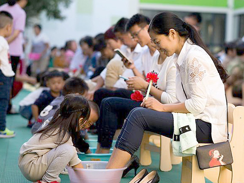 "百善孝为先",但父母养育孩子,不能用孝顺来"道德绑架"孩子