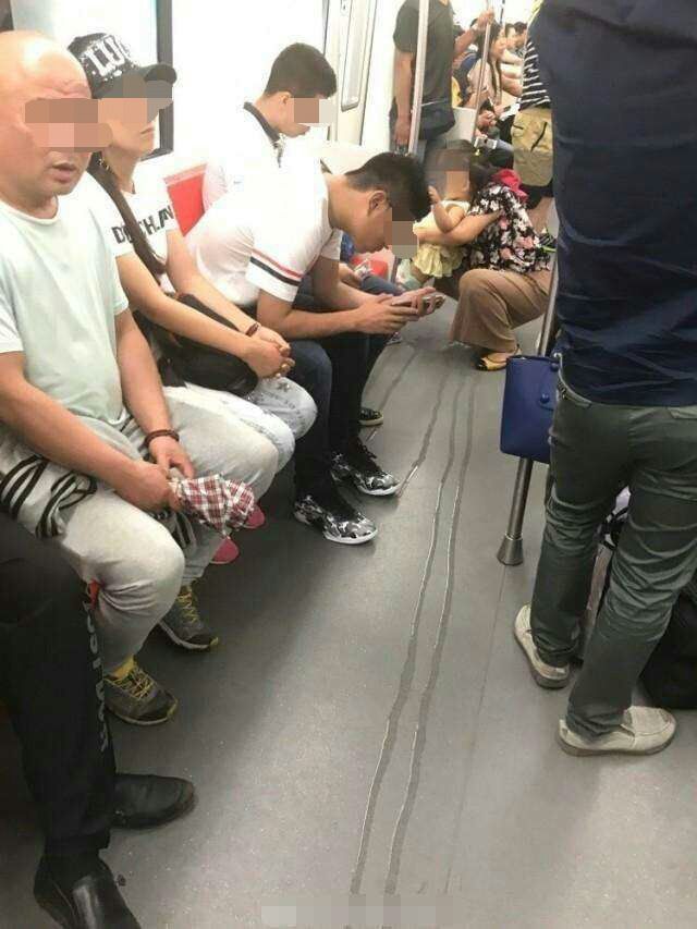 宝妈带孩子在地铁上小便,乘客说了几句,宝妈的反驳顿时无语了