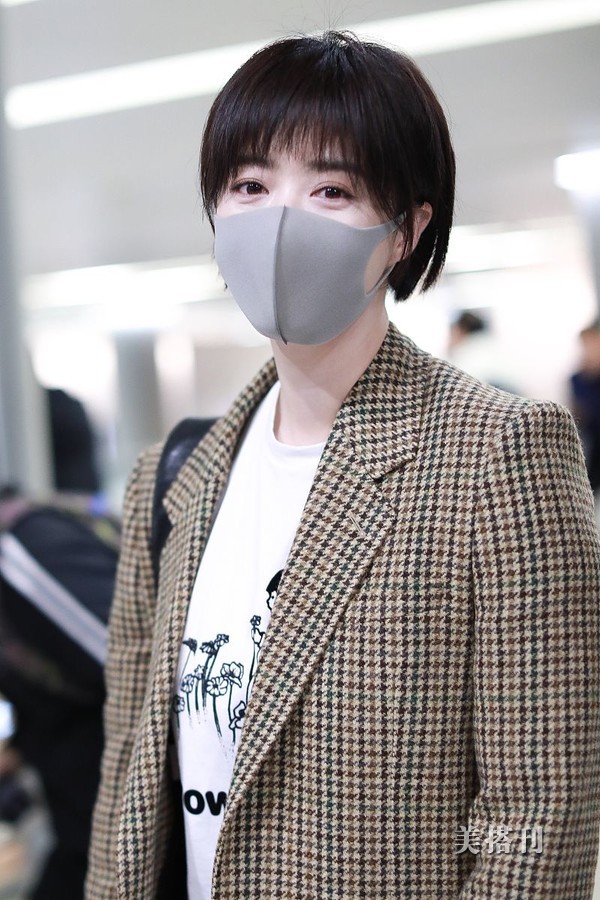 蒋欣穿小西服清新不失干练,留减龄短发像极了小姑娘