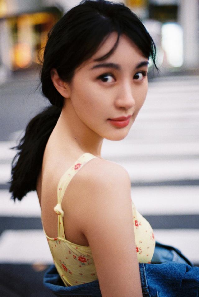 李菲儿面容肿胀大变样本尊拍视频回应力证没整容