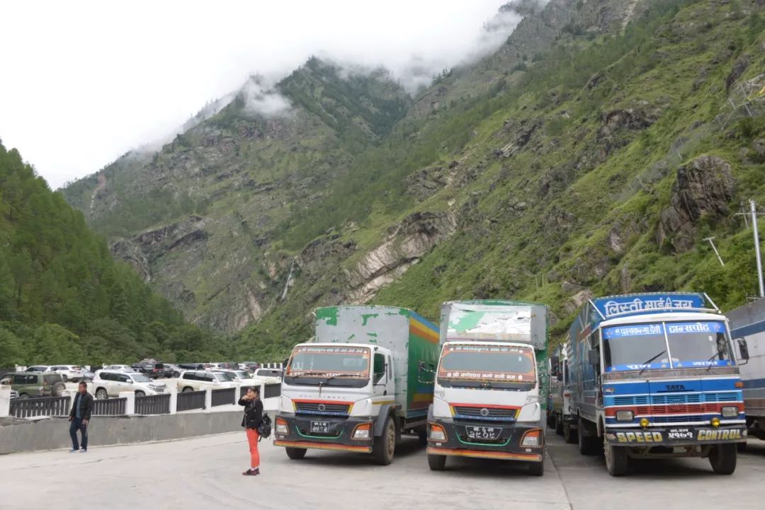 ▲资料图片：在吉隆口岸等待过境的尼泊尔卡车。（参考消息记者摄于2018年8月）