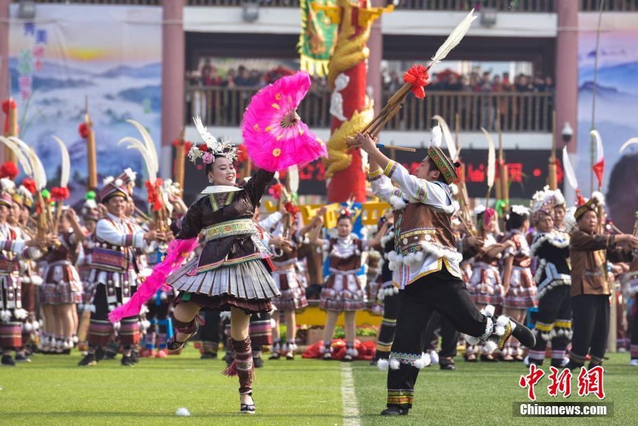 广西举行苗族芦笙斗马节 数百人非遗表演"吸睛"广西举行苗族芦笙斗马