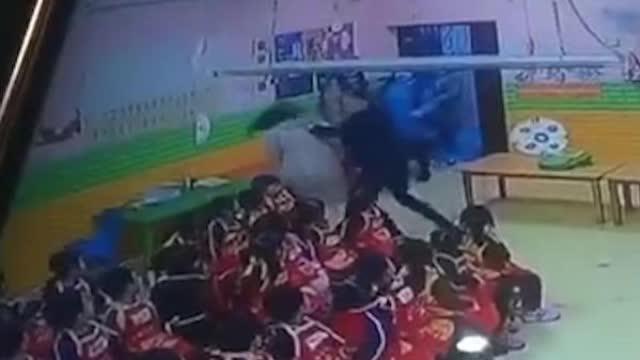 幼儿园员工打孩子遭家长踹打 双双被拘