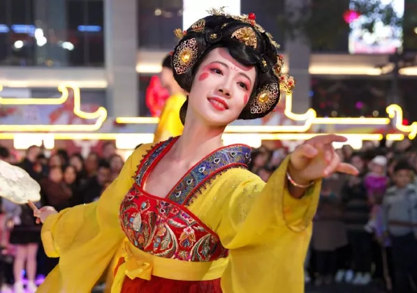 西安不倒翁女孩"翻车"了,刚刚走红就倒地起不来,场面有些狼狈