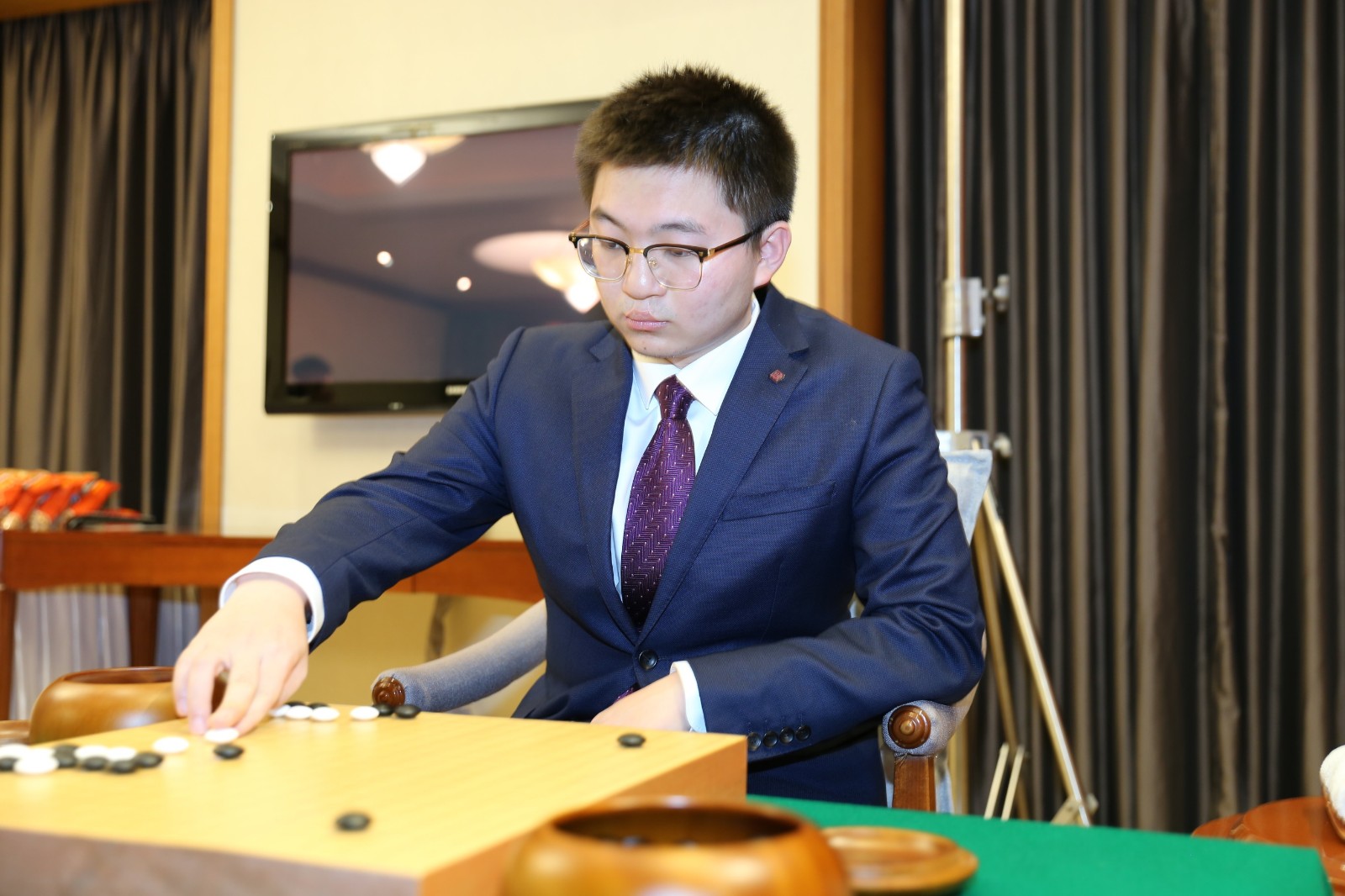 农心杯杨鼎新完胜许家元 日本队仅余主将井山