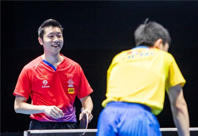 许昕太皮了被张本智和教练打屁股球迷调侃大蟒让你欺负小孩