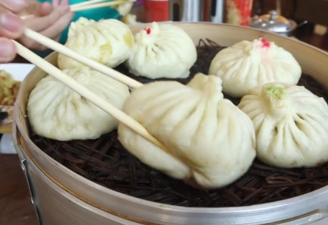 像这家包子铺就是开了一百年的老字号,在哈尔滨无人不晓,以地道东北菜