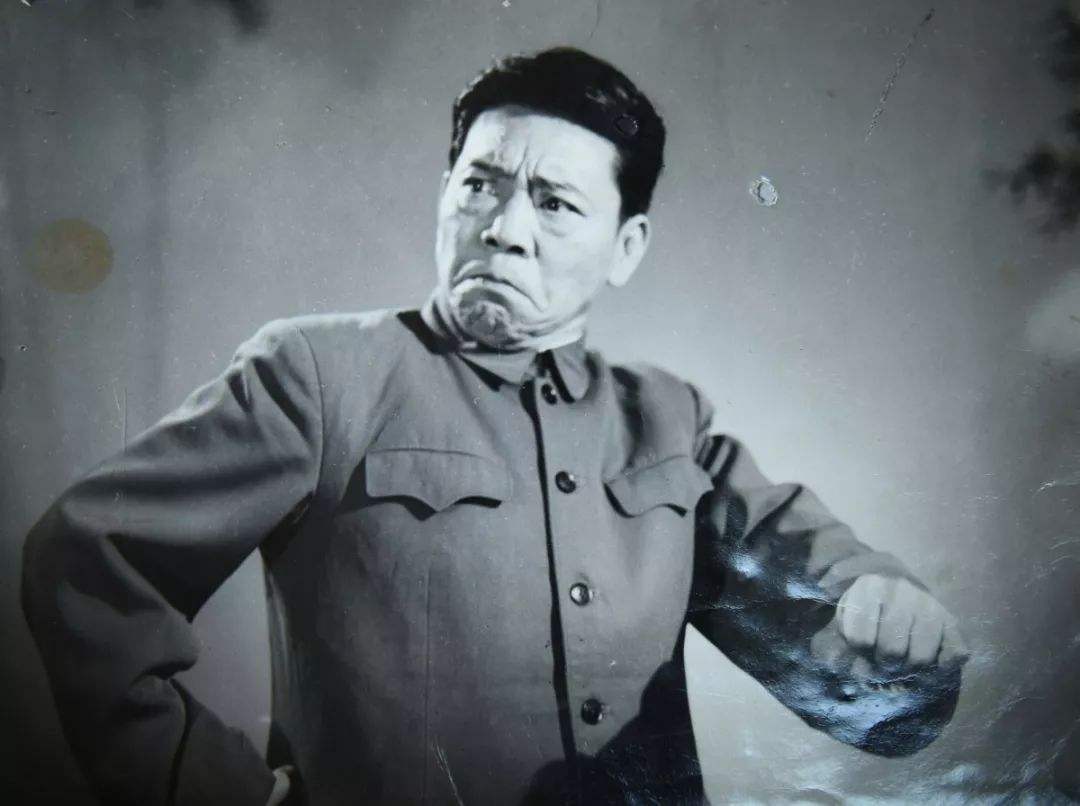 单田芳第一次登台因为紧张出错但经努力他成为板凳头大王