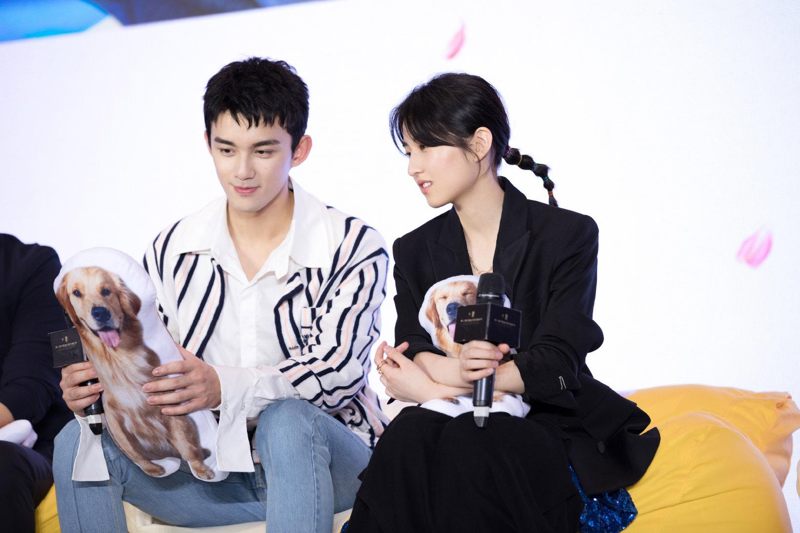 张子枫小西装搭亮片裙和吴磊同框cp感十足笑容甜美活泼可爱