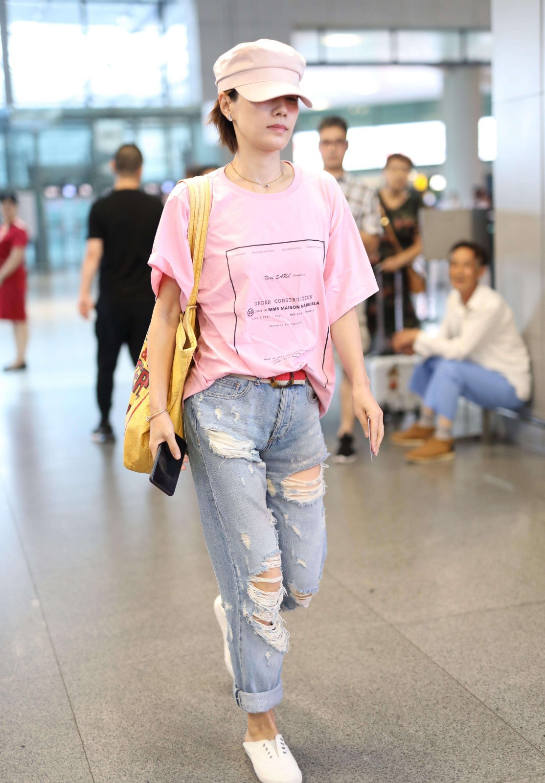 马伊琍单身后高调了,穿皮衣紧身裤戴金链子,摩登帅气抢镜十足