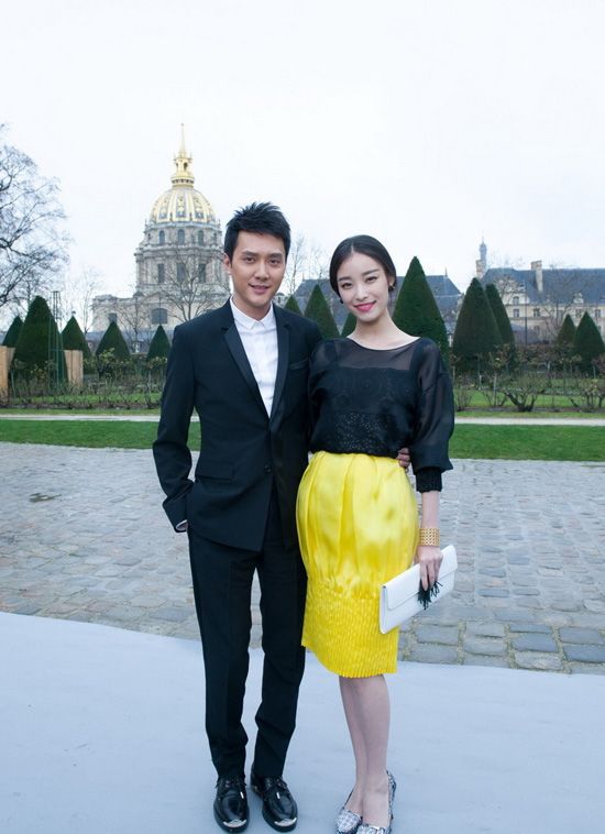 倪妮和冯绍峰以前是圈内非常有名的一个模范情侣,两个人甚至笃定地