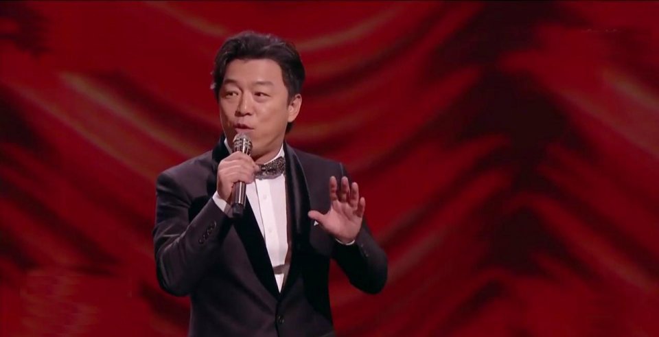 黄渤主持金鸡奖调侃邓超徐峥,关晓彤与钟楚曦跳芭蕾身材被吊打