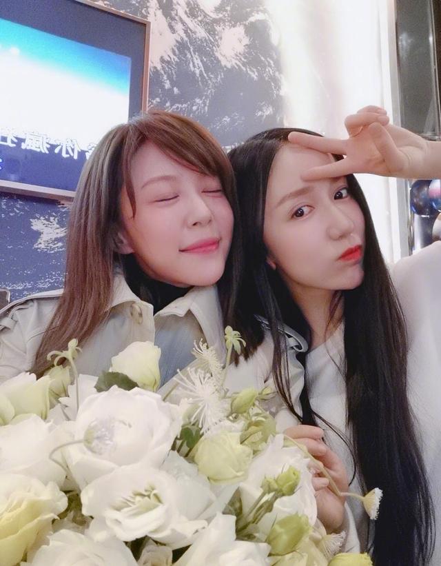 娄艺潇为李金铭庆生大方表白爱你一辈子,姐妹情深