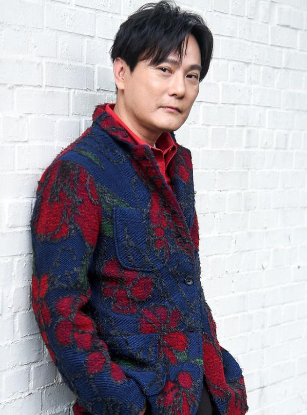 53岁张信哲近照,皮肤松弛成老大叔,"情歌王子"也逃不过岁月