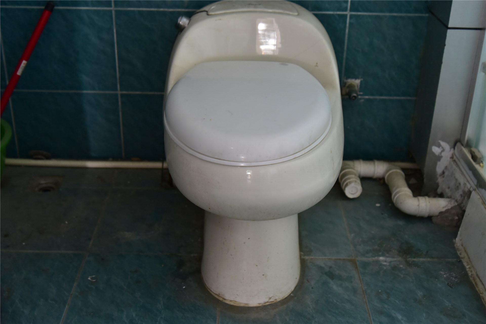 楼上的老马桶,两大缺点,第一,用水量太大,而且,堵过两次.