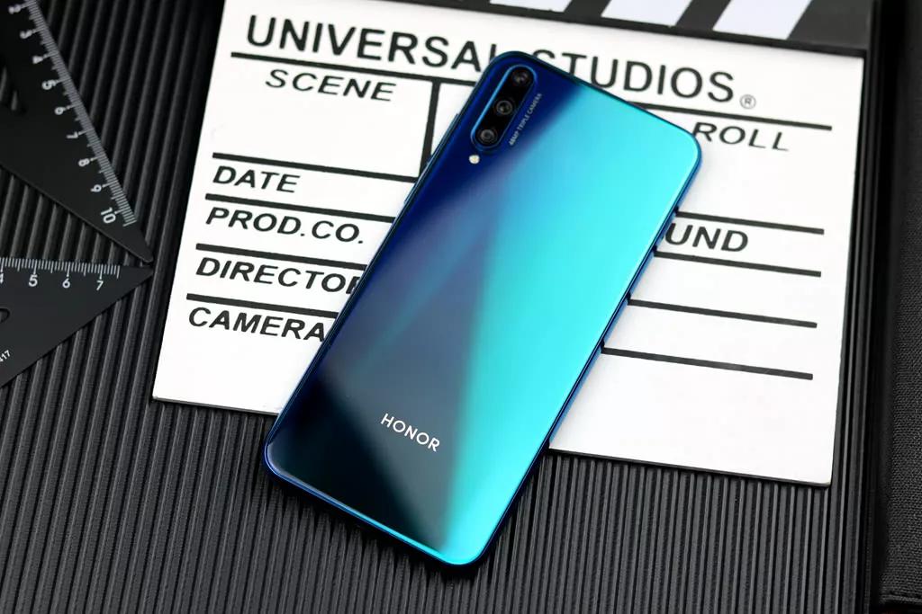 华为火力全开48mp三摄屏下指纹20w闪充跌至1099元很超值