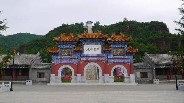 远望山峰兀立高耸,但因面向平原拔地而起,海拔虽仅高363米,为燕山余脉