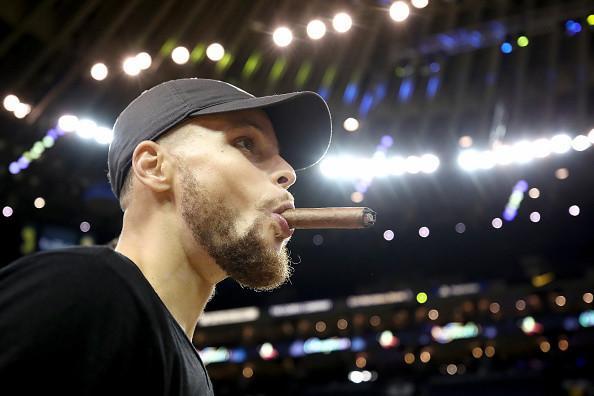 nba巨星抽烟是怎样的?安东尼霸气,乔丹库里舒适,杜兰特这是?