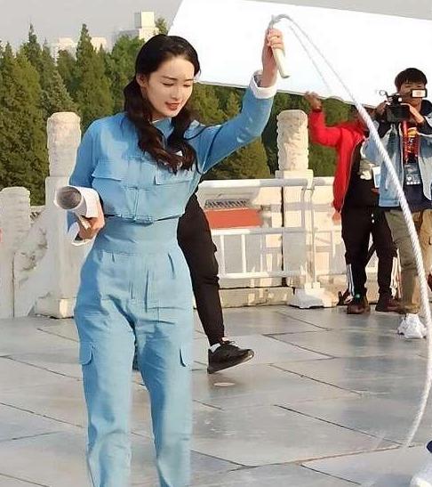 李沁和小鲜肉录制综艺,当她下蹲的那一刻,真实身材怕是藏不住了