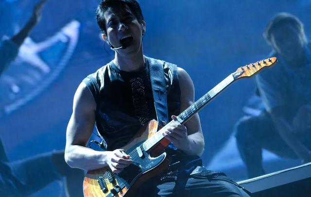 王力宏晒演唱会照片,穿蓝色皮衣弹钢琴,型男也能穿泡泡袖