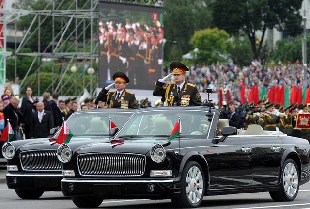 这国举行阅兵式展示军威 一不小心让检阅车和拖拉机抢了风头