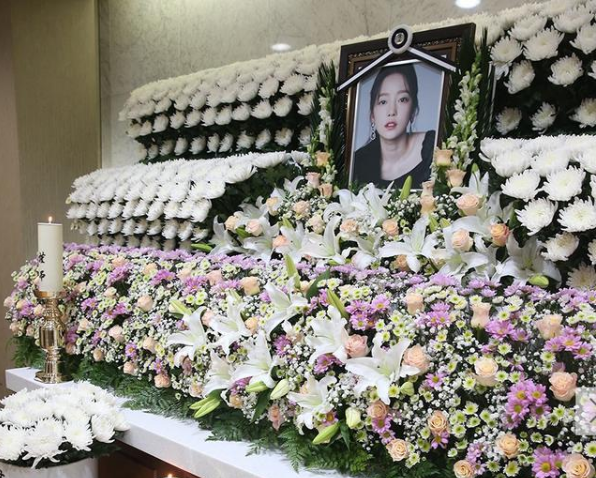 具荷拉灵堂粉丝们排队入场吊唁,粉丝有学生有年轻人泣不成声