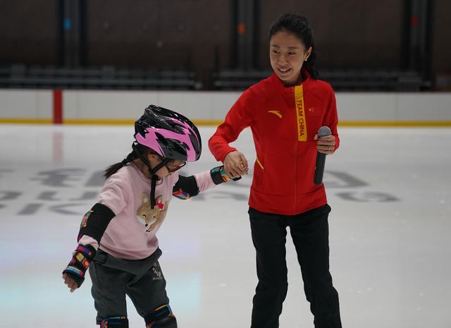 冬奥会花样滑冰冠军申雪"摔倒"在冰场 这一次她不是摔在比赛中|冬奥会