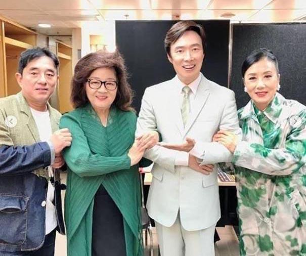 70岁徐小凤近照,昔日乐坛巨星"胖"若两人,与同龄赵雅芝如母女