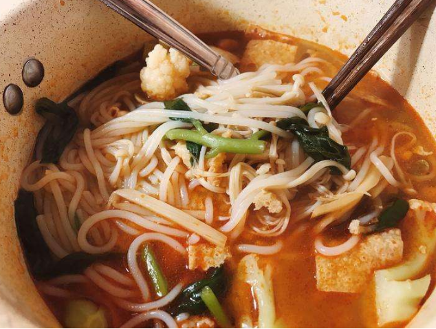 说说第一次吃螺蛳粉,是什么感觉?网友的神形容,让人笑出鼻涕泡