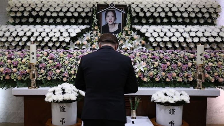 具荷拉 ,sulli殊途同"归" 招牌眼妆,红唇展露最后微笑