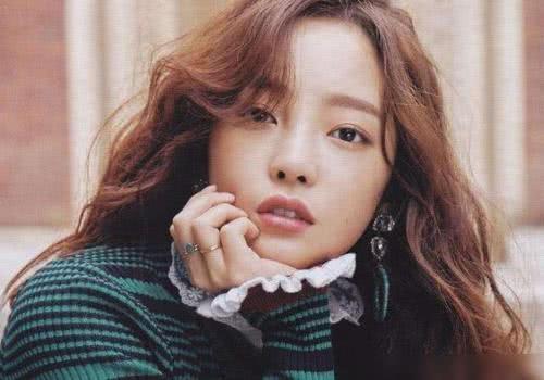 具荷拉去世,iu感叹:在险恶人间活着的人能被给予更多的爱就好了