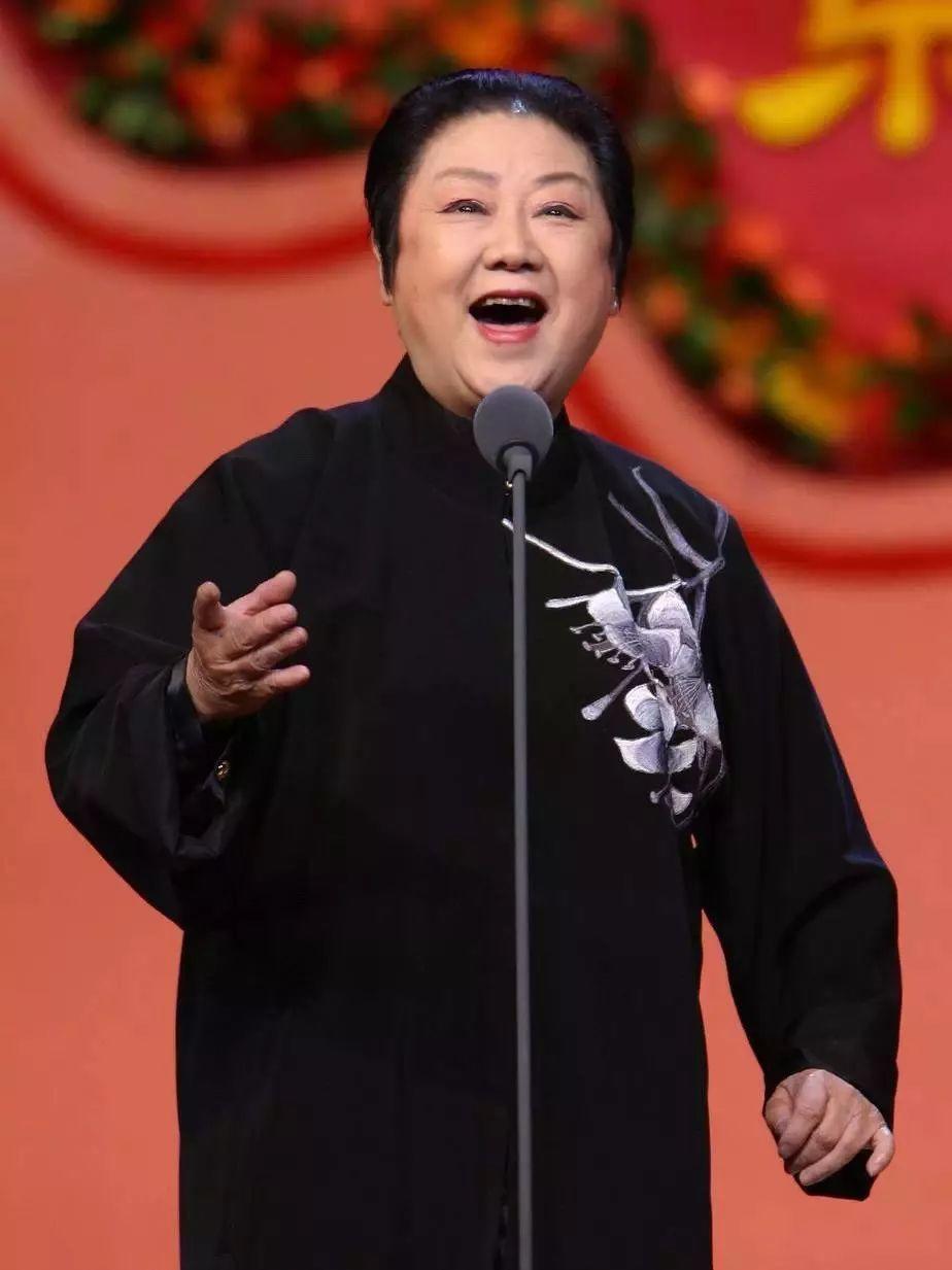 搓澡,甚至还拿已故的程派京剧大师同样是女性的李世济老师来开玩笑,李